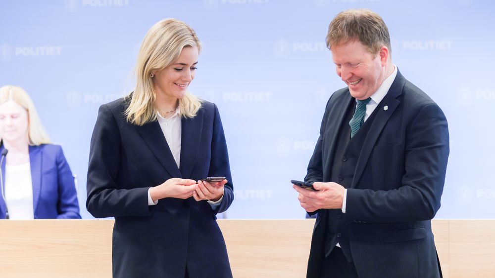 Justis- og beredskapsminister Emilie Enger Mehl (Sp) og kommunal- og distriktsminister Sigbjørn Gjelsvik (Sp) får demonstrert hvordan bruk av nødvarsel på mobil fungerer.