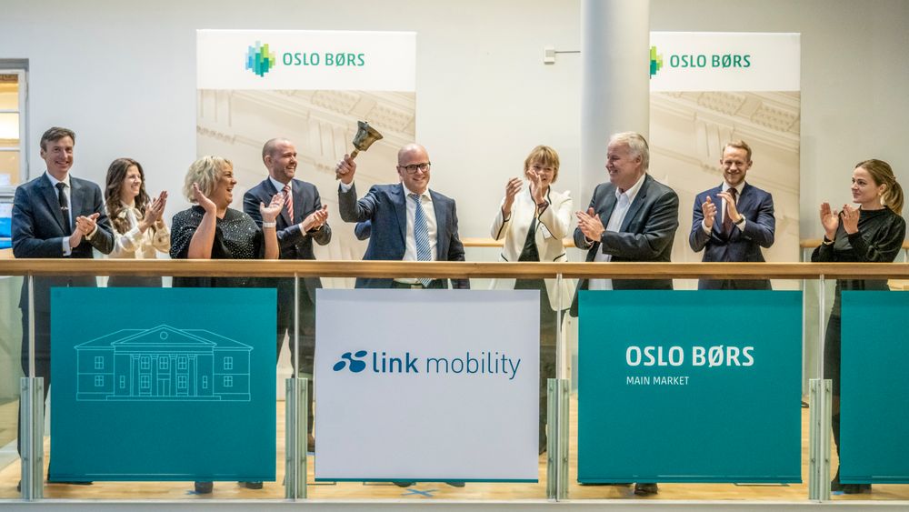 Her ringer nåværende toppsjef i Link Mobility, Thomas Berge, i klokka for å markere notering på Oslo Børs i 2020. Styreleder Jens Rugseth til høyre for Berge.