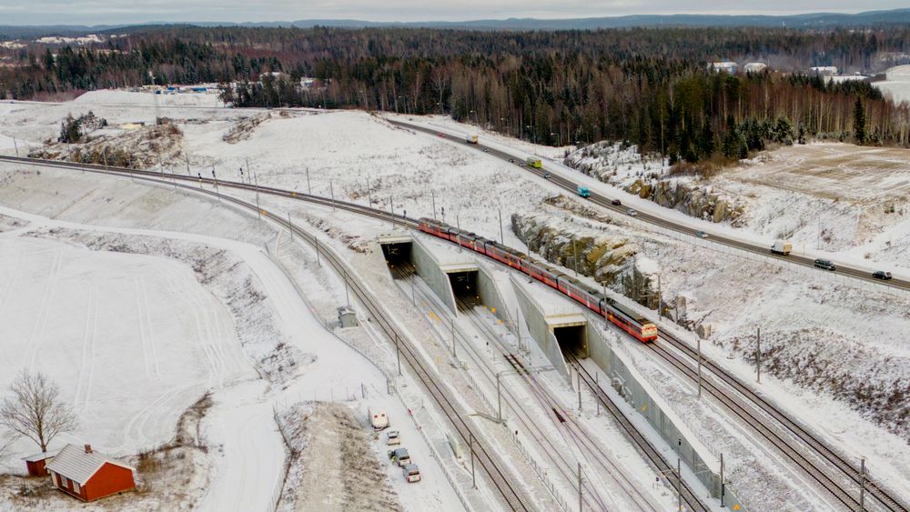 Evalueringen av Follobanen skal utarbeides av PwC. På bildet er inngangene til Blixtunnelen og Roåstunnelen fra Ski i retning Oslo S.