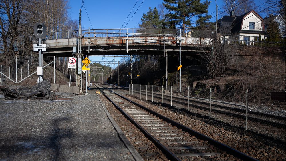 Den gamle brua over jernbanen på Oppegård skulle skiftes ut med ei ny trebru. Nå må den i stedet bygges i stål eller betong.