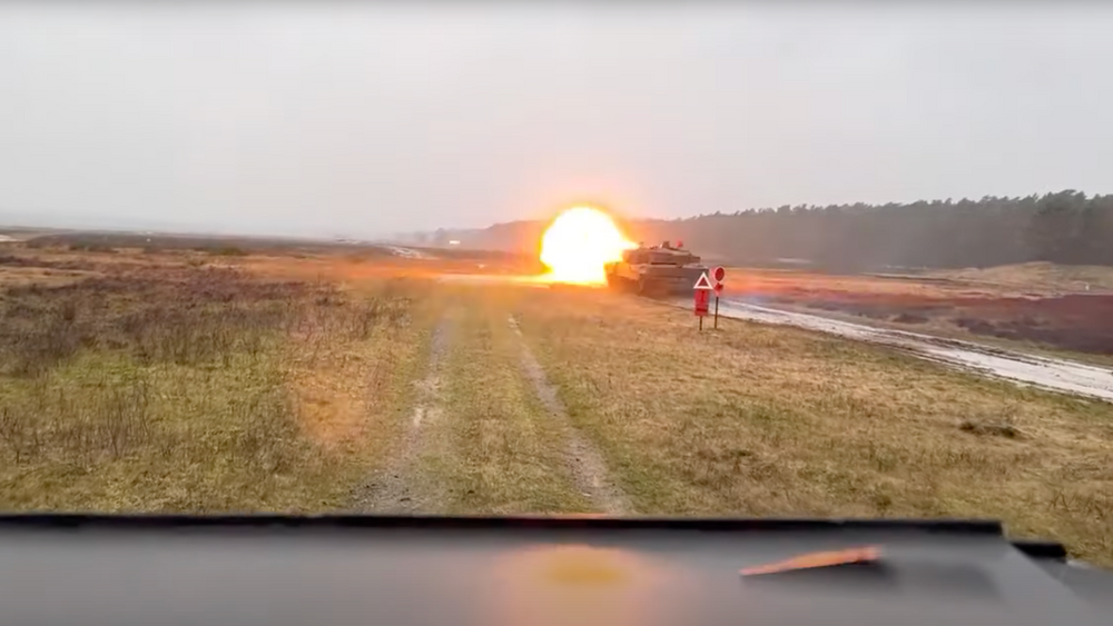 Skjermbilde fra videoen fra det tyske øvingsfeltet der ukrainske soldater trenes opp på Leopard 2A6.