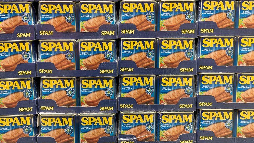 Bokser med matproduktet spam, salt svinekjøtt på hermetikk. Gjentakende spam dukket først opp i en Monty Python-sketsj om en lite oppfinnsom restaurantmeny. Den for enkelte uappetittelige retten ble senere selve symbolet på uønsket epost.