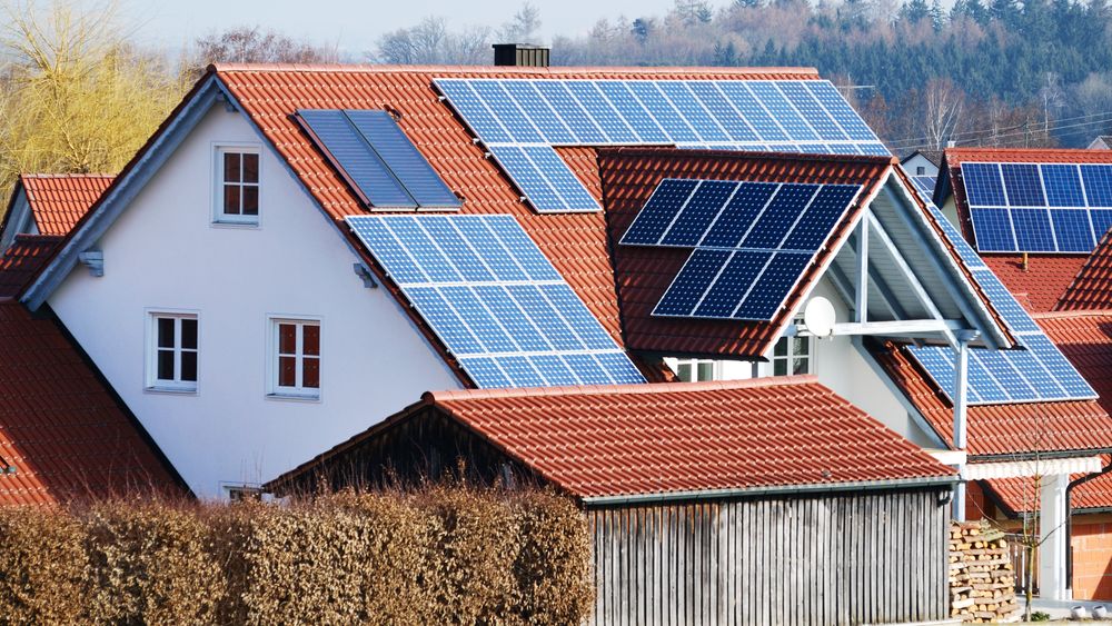 Solcellepanel på taket kan kutte strømforbruket – men er dyrt å installere. Nå forlanger Stortinget at regjeringen utvider støtteordningene til Enova.