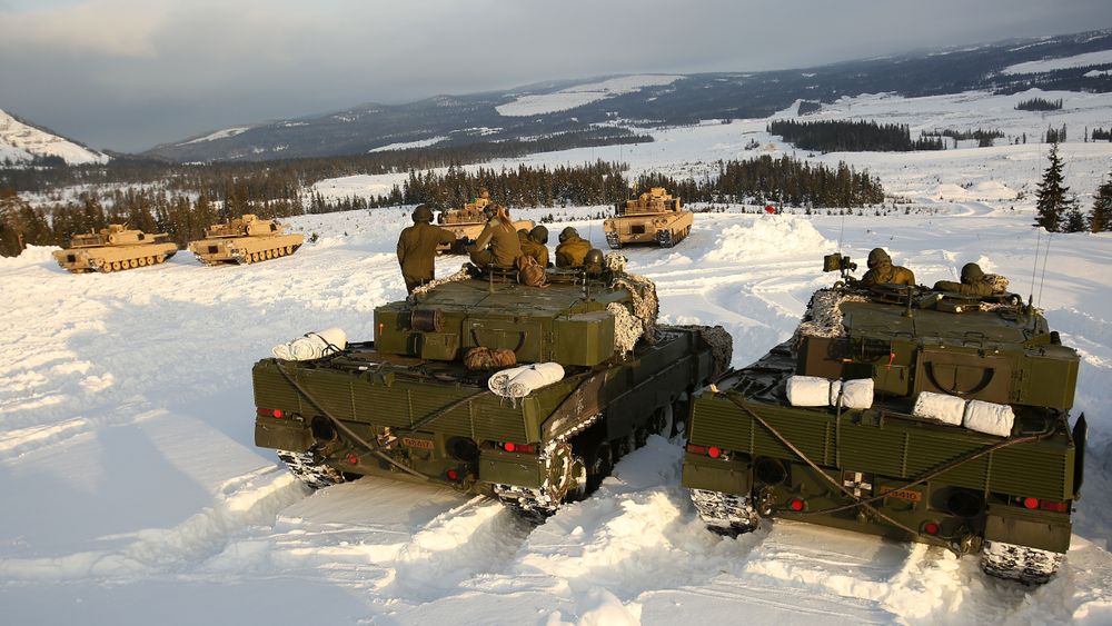 Norske Leopard 2-besetninger observerer det amerikanske marinekorpset som skyter skarpt med sine M1A1 Abrams-stridsvogner på Rena 25. februar 2016, i forkant av Cold Response-øvelsen dette året.