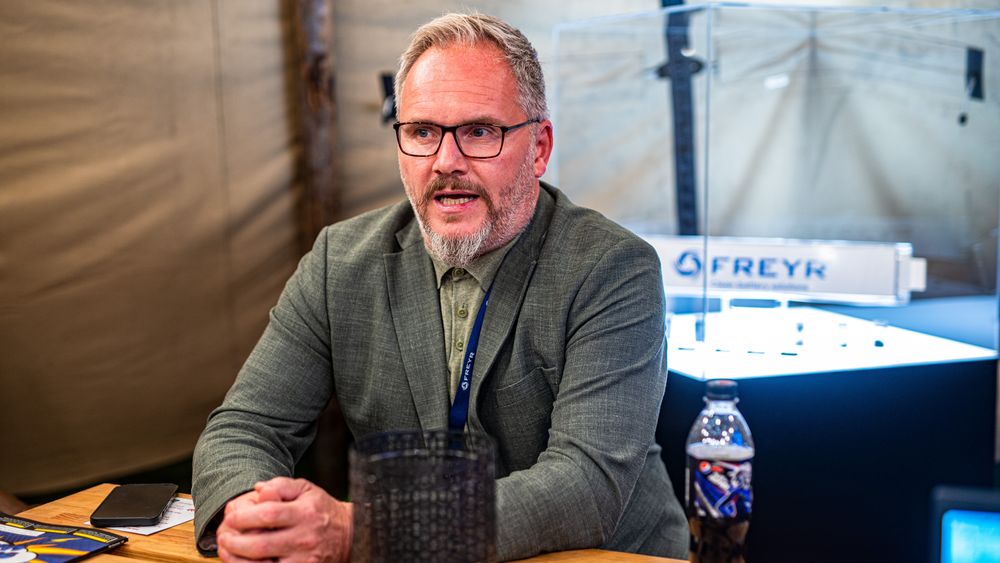 Tom Einar Jensen, administrerende direktør i batteriselskapet Freyr, sier at  finansieringen til batterisektoren nå sluses til USA «i et enormt tempo».
