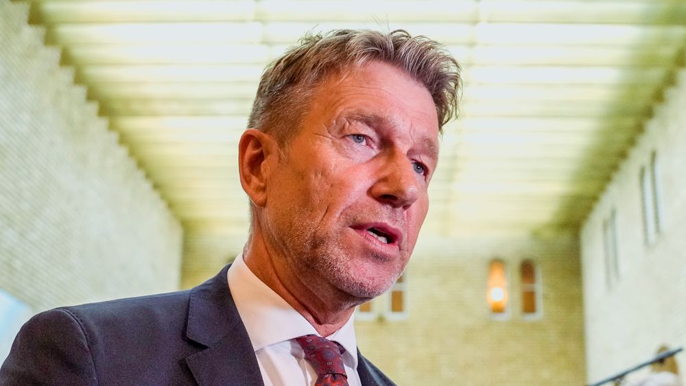 Olje- og energiminister Terje Aasland har avlyst en reise på grunn av Fosen-saken.