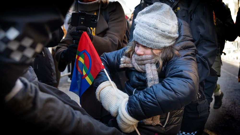 Greta Thunberg bæres vekk av politiet under Fosen-aksjonen ved departementene.