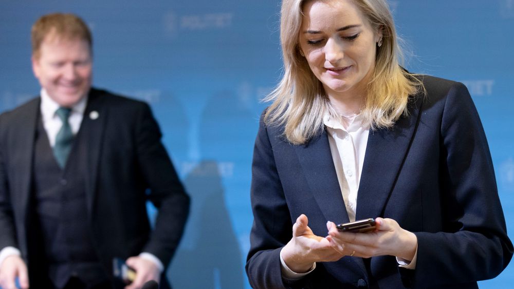 Justisminister Emilie Enger Mehl sier hun har har tre jobb-mobiltelefoner - to ordinære, ugraderte telefoner og en NSM-godkjent gradert telefon.
