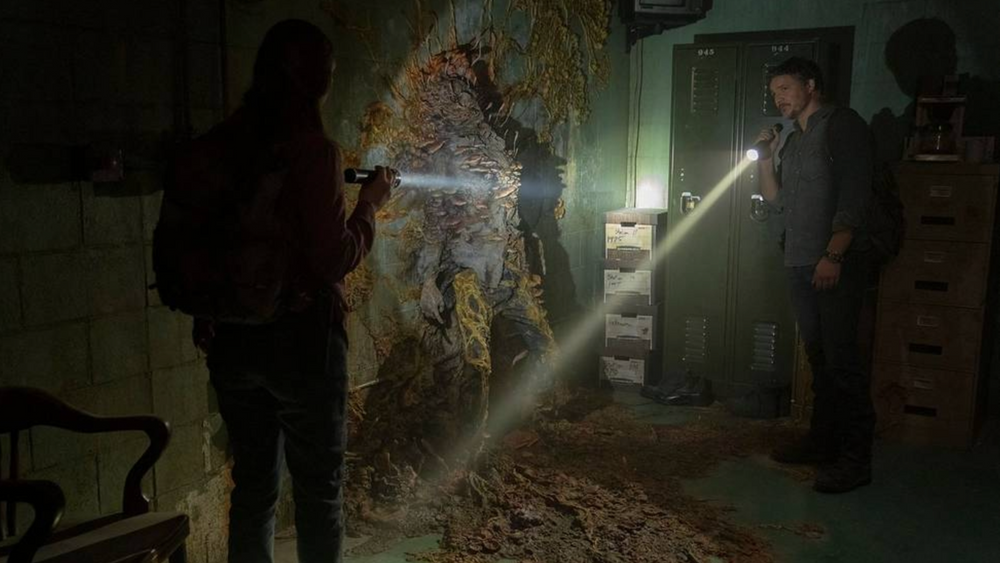 Bilde fra TV-serien The Last of Us, der muterte cordyceps-sopp utløser en global pandemi. Her er Anna Torv som Tess og Pedro Pascal som Joel.