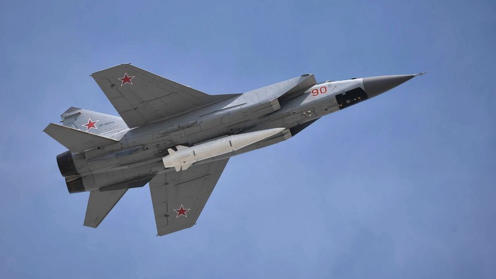 MiG-31K med underhengende hypersonisk ballistisk missile av typen Kh-47M2 Kinzhal over Moskva i forbindelse med seiersdagfeiringa i 2018.