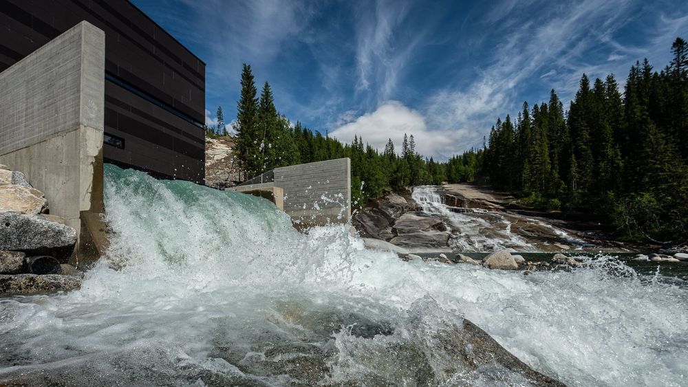Tosendalen vannkraftanlegg produserer 40 GWh, nok til å forsyne 2.000 husstander. Det er ett av 18 anlegg tilhørende Helgeland Kraft Vannkraft.  