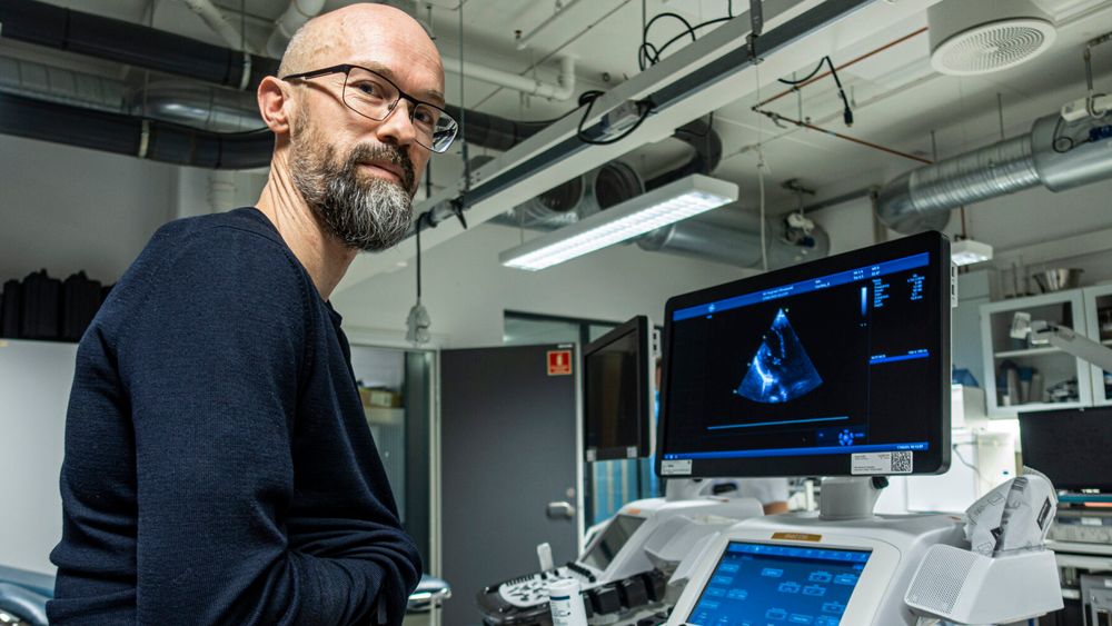 Ny, norsk teknologi som gir klarere og skarpere ultralydbilder av hjertet, er på vei inn på verdensmarkedet. – For oss er det enormt tilfredsstillende å se at ideer blir tatt i bruk globalt, sier  Svein-Erik Måsøy, ekspert på medisinsk ultralyd og leder av SFI CIUS ved NTNU. Her skanner han sitt eget hjerte.