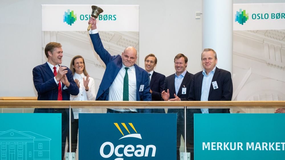 Ocean Sun-grunnlegger Børge Bjørneklett ringer i bjella på Oslo Børs i 2020.