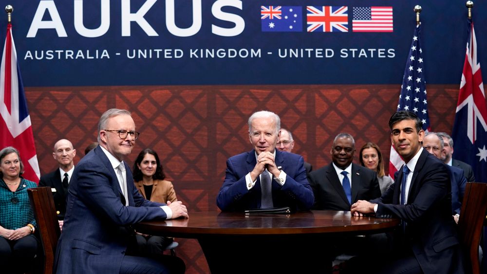 President Joe Biden var vert for et møte med Australias statsminister Anthony Albanese (t.v.) og Storbritannias statsminister Rishi Sunak på marinebasen Point Loma i San Diego i California mandag.
