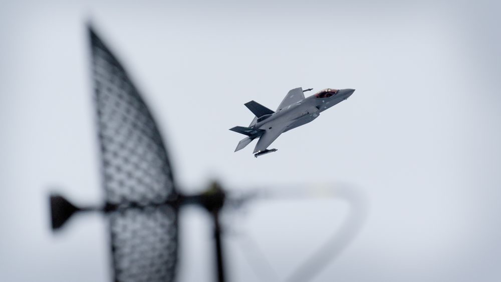 Et norsk F-35 på QRA-beredskap flyr over Evenes Flystasjon 14. mars. I forgrunnen skimtes en radarantenne fra det norske luftvernet Nasams.