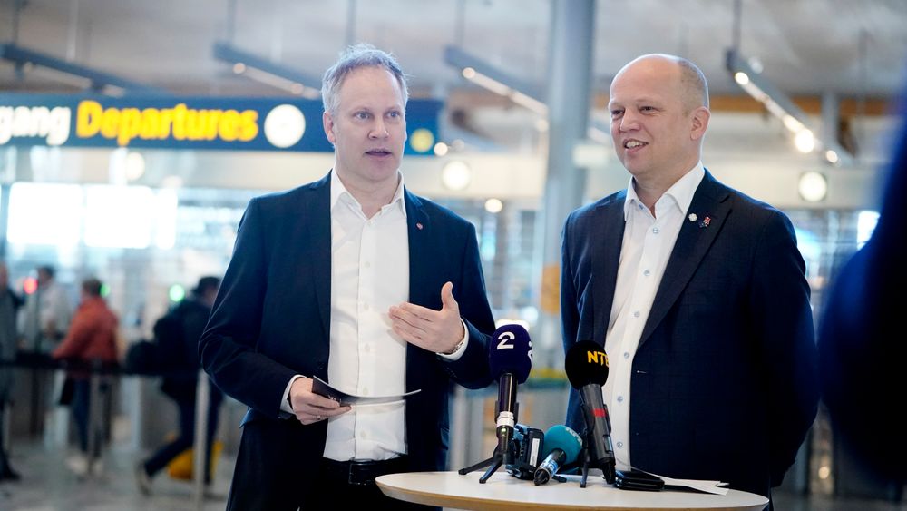 Samferdselsminister Jon-Ivar Nygård og finansminister Trygve Slagsvold Vedum på Oslo Lufthavn Gardermoen onsdag.
