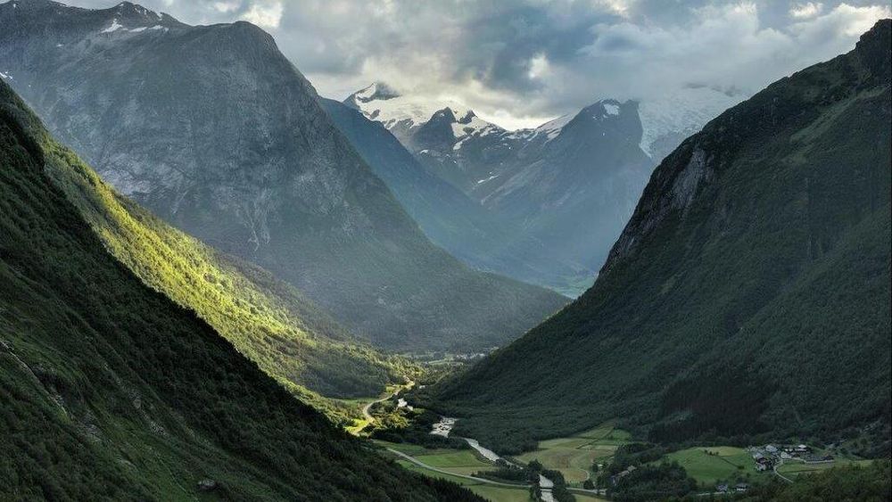 Riksvei 15 gjennom Hjelledalen i Stryn er en del av kontraktsområdet. Bildet er tatt fra utsiktsplassen ved Ospelitunnelen på Strynefjellet.