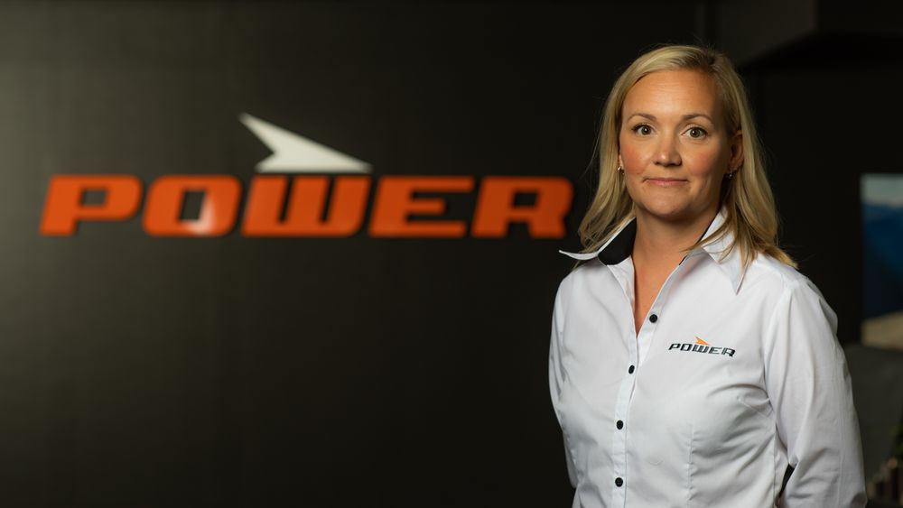 Monica Iren Fasting, kommunikasjonssjef i Power, sier de fortsetter salget av Easee i Norge.