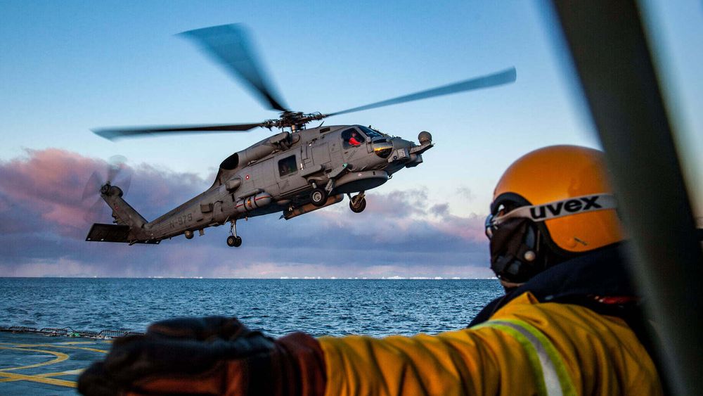 Et MH-60R lander på «Hvidbjørnen», et inspeksjonsskip i Thetis-klassen, utenfor Grønland i november 2020.