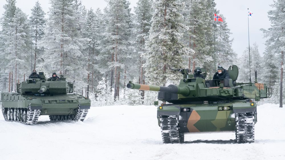 Forsvarsmateriell anbefalte to ganger å kjøpe K2 Black Panther (t.h) fra Hyundai Rotem, men regjeringen valgte å kjøpe Leopard 2A7 fra Krauss-Maffei Wegmann.