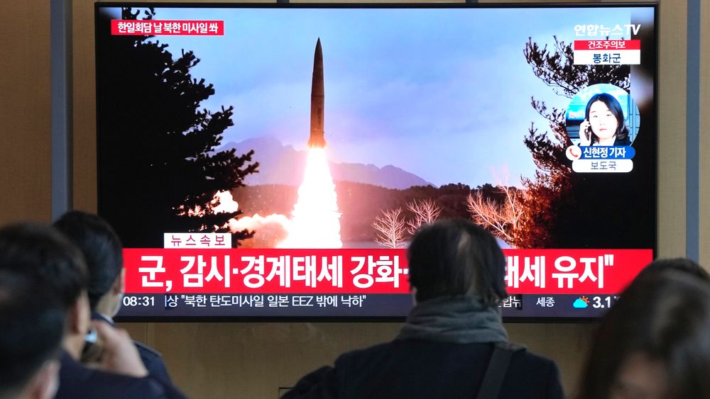 Sørkoreanere ser på et TV-innslag om Nord-Koreas våpenprogram etter nok en testoppskyting torsdag. Nord-Korea sier de testet et interkontinentalt ballistisk missil, slik Sør-Korea slo fast tidligere.