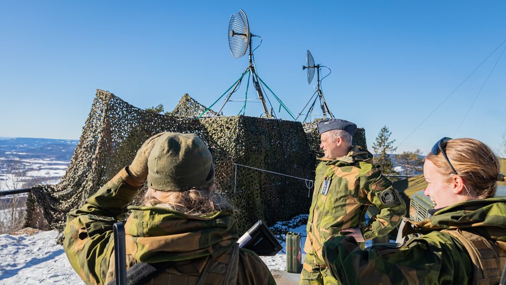 Bildet er tatt under øvelse Oslo Shield som igjen var en del av Joint Viking som avsluttes inneværende uke. I midten artikkelforfatter, oberst Martin Thu Tesli.