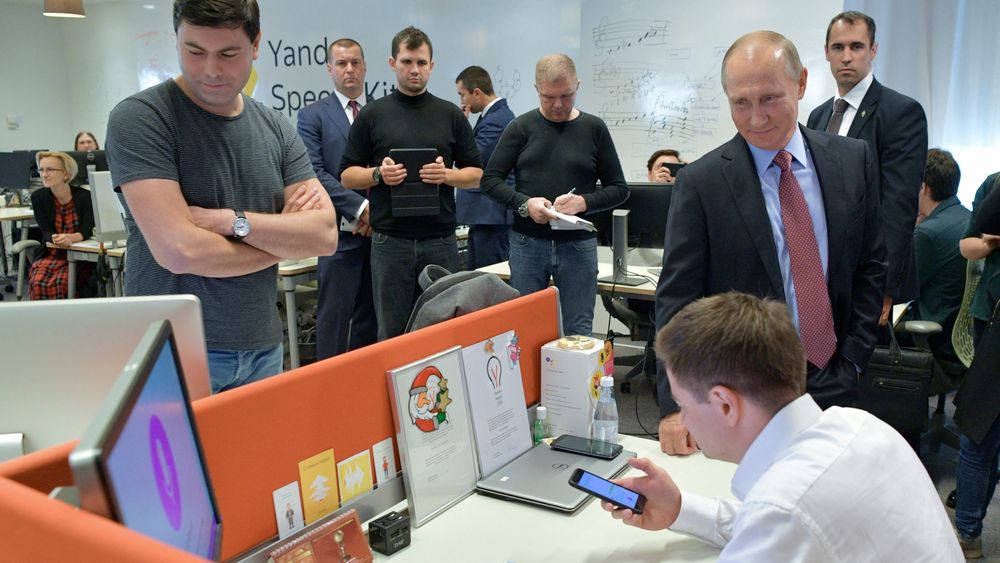 Vladimir Putins kontor i Kreml ser ikke lenger med blide øyne på at ansatte benytter Iphone.