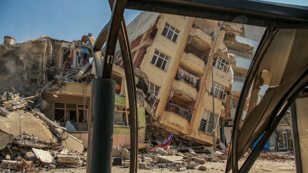 Millioner av mennesker er hjemløse etter jordskjelvkatastrofen i Tyrkia og Syria. Her er et av boligbyggene som kollapset under jordskjelvene i Samandag i sørlige Tyrkia.