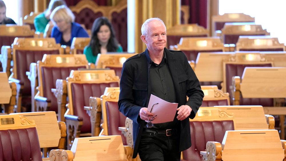 Lars Haltbrekken (SV) i stortingssalen da olje- og energiminister Terje Aasland redegjorde for Fosen-saken.