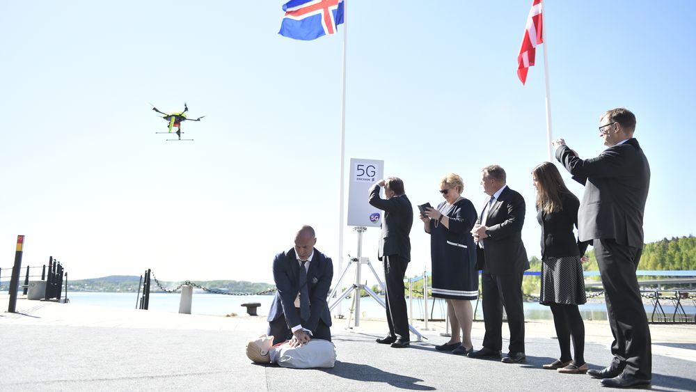 Sveriges statsminister Stefan Löfvén, Norges statsminister Erna Solberg, Danmarks statsminister Lars Løkke Rasmussen og Finlands statsminister Juha Sipilä får demonstrert en drone som kan levere en hjertestarter ved hjelp av 5G nett under det nordiske ststministermøtet i Örnsköldsvik i 2018.
