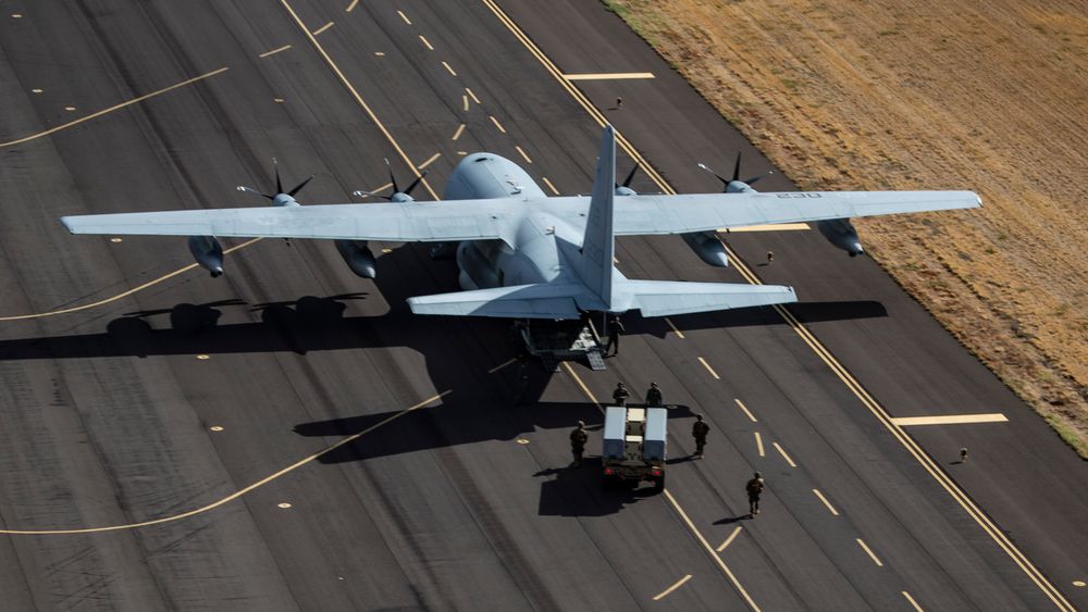 Det amerikanske marinekorpset i ferd med å laste en Nmesis-launcher med to NSM-missiler om bord i en KC-130J under en øvelse i 2021.