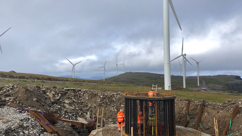 Finnmark Kraft har gode erfaringer med utenlandske deleiere. Bildet er fra vindparken Havøygavelen ved Havøysund, der man i 2020 bygde infrastrukturen for å erstatte 15 gamle Nordex-turbiner med ni nye Vestas-turbiner i 2021.