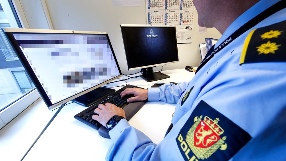 Ilustasjonsbilde av politiet i arbeid. Et nytt verktøy for patruljering på åpne sosiale medier får veiledning fra Datatilsynet.