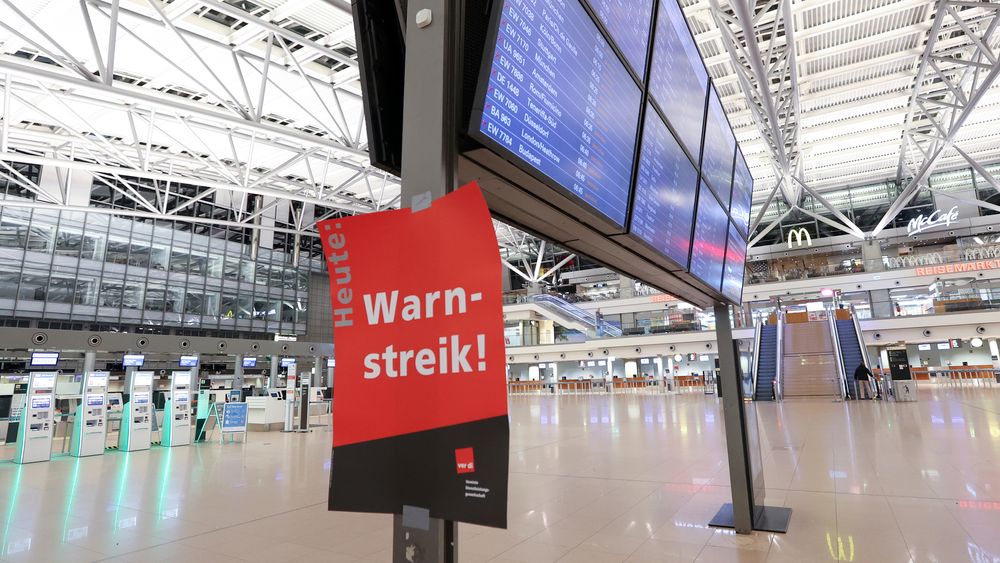 «Advarsel – streik» lyder denne plakaten som ble hengt opp på flyplassen i Hamburg søndag. Mandag er det storstreik i den tyske transportsektoren. 
