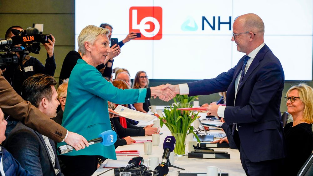 LO-leder Peggy Hessen Følsvik og NHO-sjef Ole Erik Almlid og  under overrekkelsen av krav mellom NHO og LO i lønnsoppgjøret 2023.