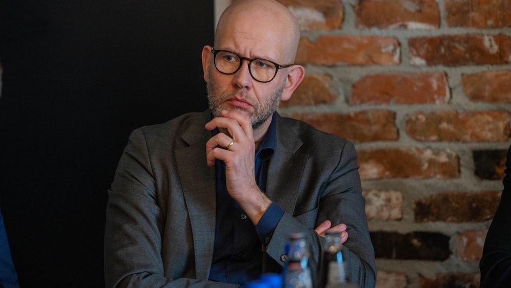 Tidligere olje- og energiminister Tord Lien advarer mot byråkrati og søksmål hvis regjeringen skal prioritere noen næringer over andre i strømnett-køen.