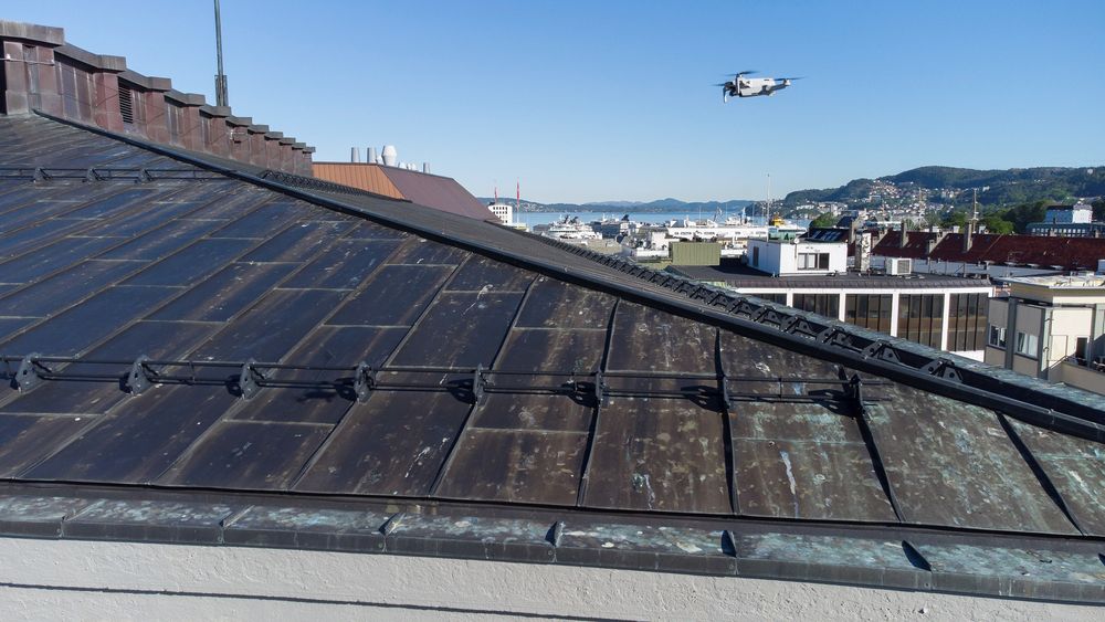 Taket på en av Statsbyggs eiendommer i Bergen inspiseres mens dronepiloten står trygt nede på bakken.