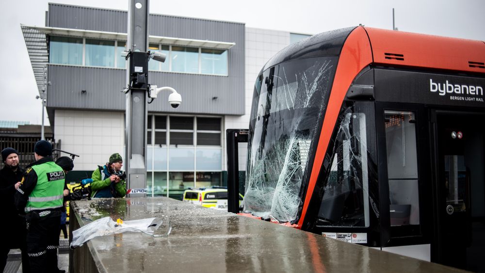 Nødetatene fikk tirsdag klokken 11.49 melding om at Bybanen hadde krasjet på endestoppet på Oasen kjøpesenter i Fyllingsdalen.