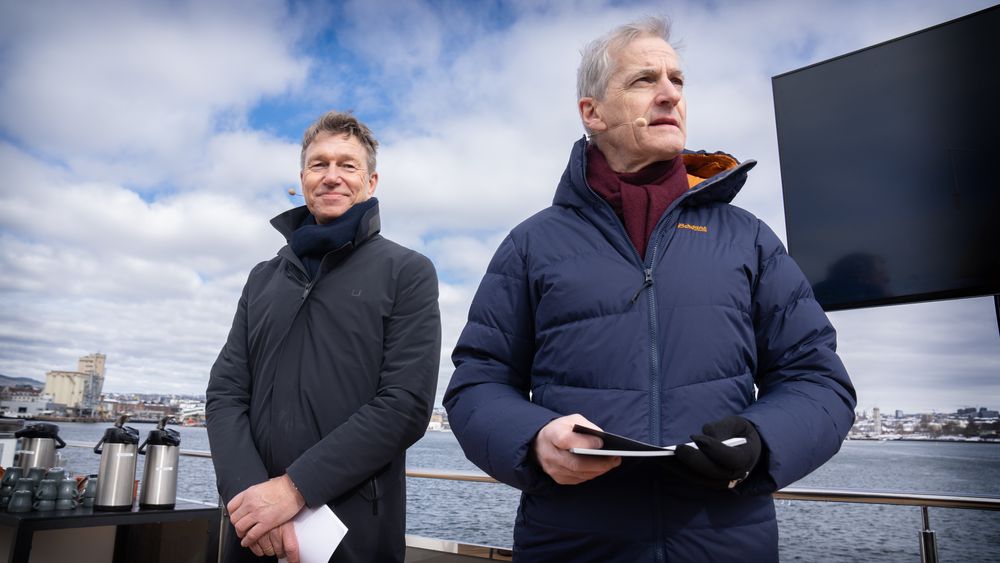 Regjeringen, her ved olje- og energiminister Terje Aasland og statsminister Jonas Gahr Støre, ber nå NVE om å konsekvensutrede tre nye områder for havvind på norsk sokkel, med mål om at de skal åpnes i 2025. 