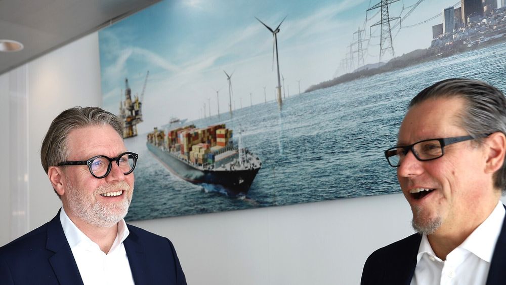 Finansdirektør Kjetil Ebbesberg og konsernsjef Remi Eriksen smiler fornøyd etter å ha summert tallene for 2022. DNV hadde en tosifret prosentvekst i omsetning og resultat.