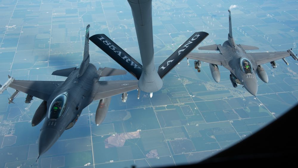 To amerikanske F-16 fra Ohio Air National Guards 180th Fighter Wing mottar drivstoff fra en KC-135 Stratotanker over Iowa 11. august 2022.