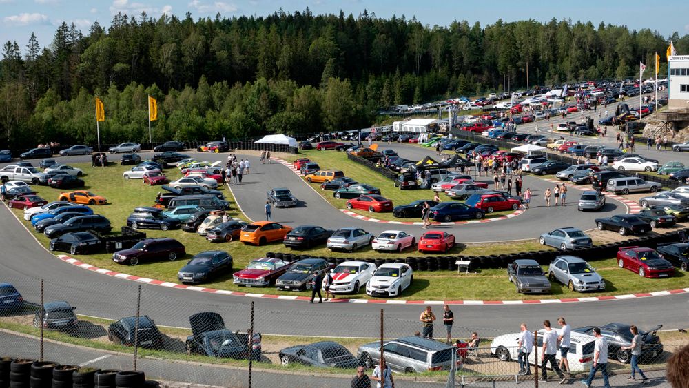 Rudskogen motorsportsenter i Rakkestad kommune skal delta i et pilotprosjekt der gjenbruk av elbilbatterier skal lagre overskuddsenergi fra senterets solcellepaneler.