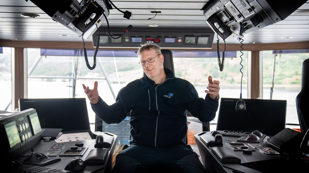 Kaptein Gunstein Aukland på MF Hydra fikk æren av å sitte i kapteinsstolen på verdens første ordinære ruteseiling med hydrogen som drivstoff.  Det skjedde fredag 31. mars 2023 klokka 12 fra Hjelmeland.