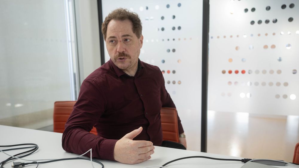 Professor Roman Vitenberg forsker på blokkjeder ved Universitetet i Oslo. Han har bygget opp en virtuell blokkjede-lab.