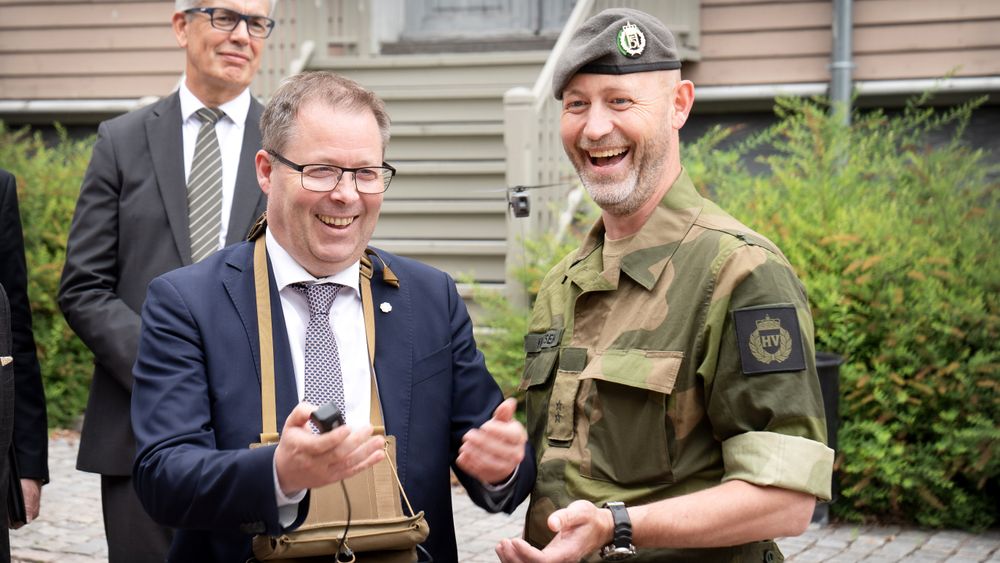Forsvarsminister Bjørn Arild Gram (Sp) sier det er viktig å bidra til at norsk og annen alliert forsvarsindustri øker produksjonstakten.