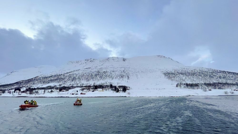 To personer omkom i et snøskred på Reinøya fredag ettermiddag. Lørdag har det gått flere skred rundt om i Troms, og myndigheter ber folk være varsomme og ikke ferdes i fjellet.