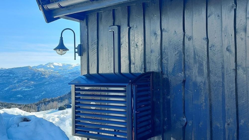 Dersom oppvarming trekker mest strøm på din hytte, som det gjør for de fleste, kan det potensielt lønne seg å investere i en luft-til-luft-varmepumpe.