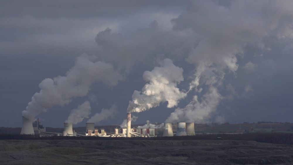 Brenning av kull for å produsere blant annet elektrisitet økte globalt i fjor, ifølge en rapport. Bildet viser et kullkraftverk i den polske byen Bogatynia.