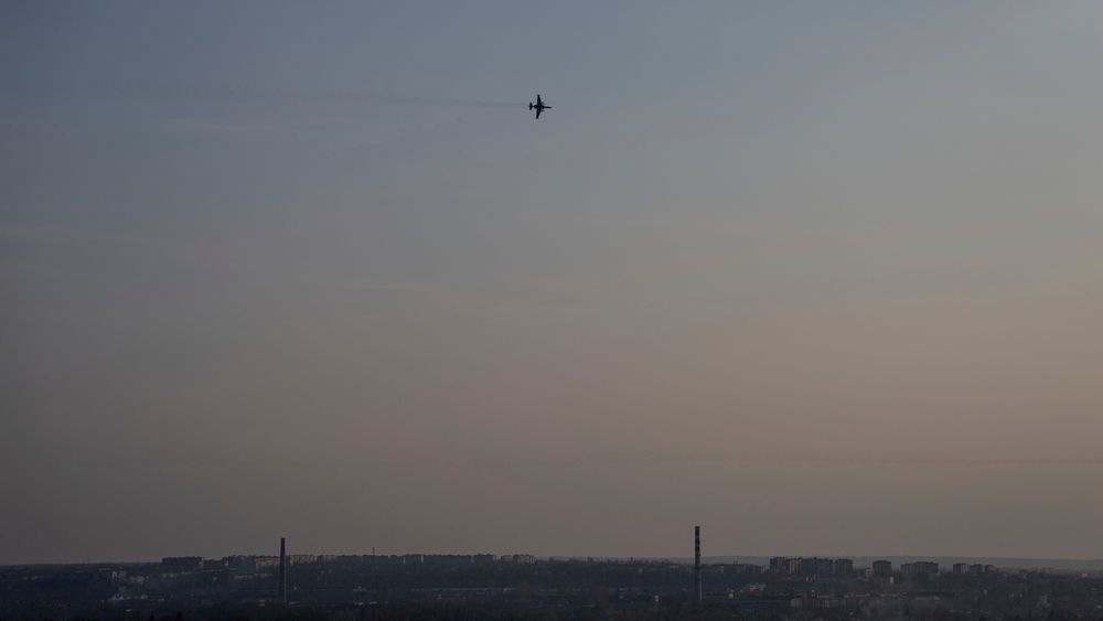 Et ukrainsk jagerfly av typen Su-25 flyr over Druzjkivka øst i Ukraina. New York Times skriver at tjenestepersoner i det amerikanske forsvarsdepartementet tror det ukrainske luftforsvaret kan gå tom for raketter innen få uker. 