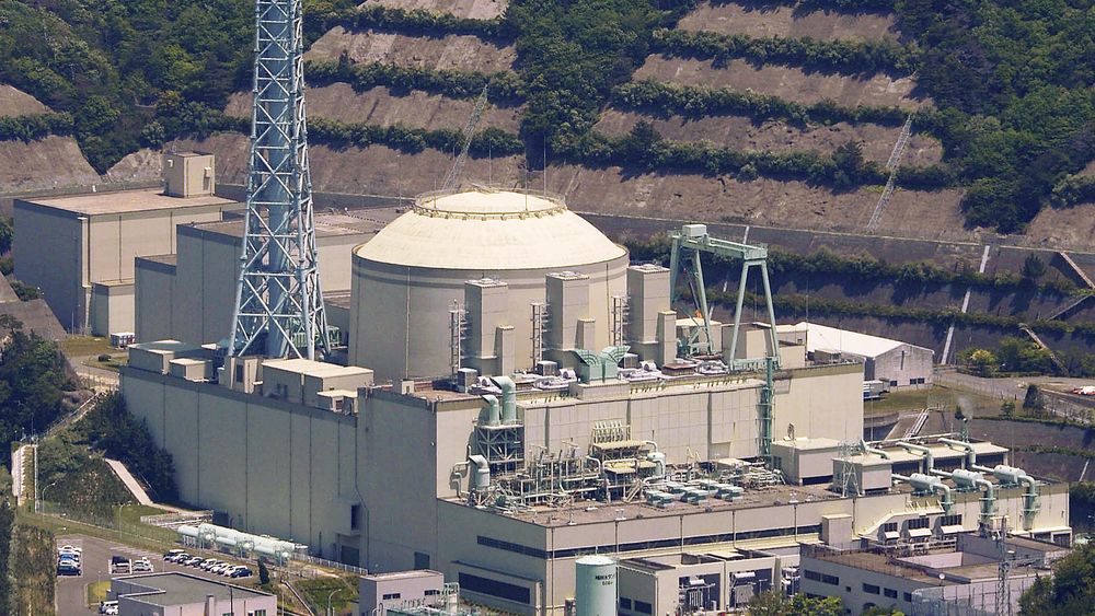 Japan lanserte «Monju» som sin framtidsreaktor. Etter 20 års prøvedrift med tekniske problemer ble prosjektet avsluttet endelig i 2016. Monju hadde da levert strøm (280 MW) i til sammen 250 dager og kostet 8,5 milliarder amerikanske dollar. 